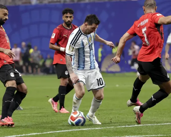 Lionel Messi w akcji, być może tworzy asystę, która zbliży go do rekordu kto ma najwięcej asyst w historii piłki nożnej.