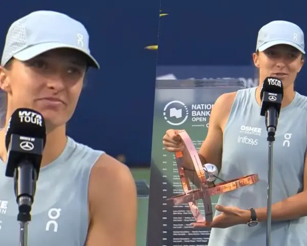 Iga Świątek z pucharem i mikrofonem WTA Tour. Zastanawiasz się, ile zarobiła Iga Świątek?