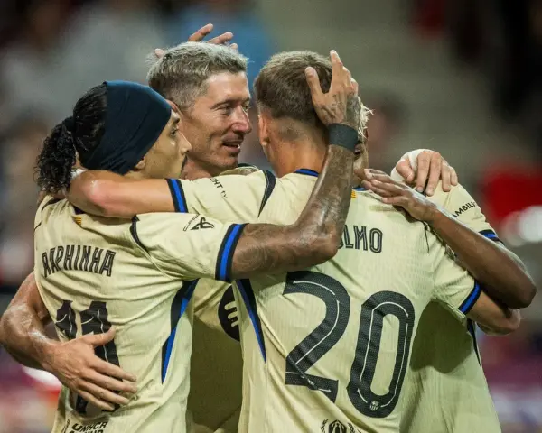 Piłkarze FC Barcelona, Raphinha, Lewandowski i Ferran Torres, świętują bramkę w meczu przeciwko Celcie Vigo.