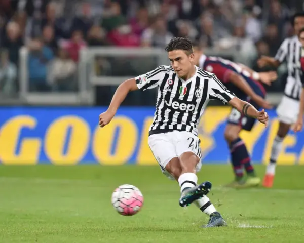 Piłkarze z polskimi korzeniami, jak Paulo Dybala, w akcji na boisku.