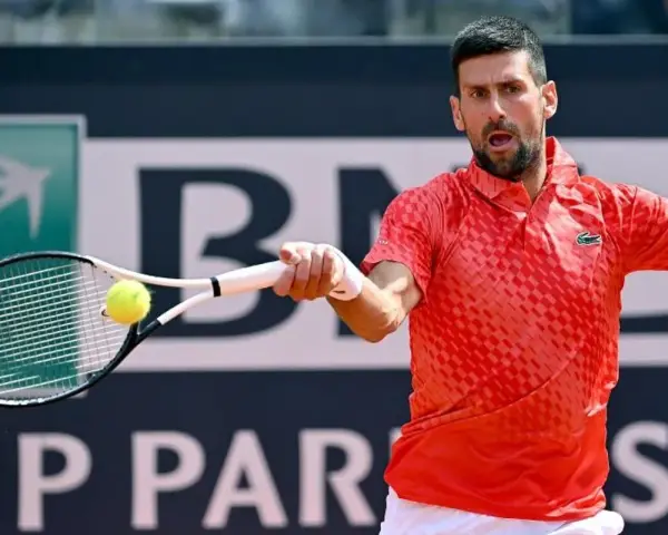 Novak Djoković, uznawany za najlepszego tenisistę w historii, w akcji na korcie.