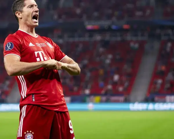 Robert Lewandowski w czerwonej koszulce Bayernu świętuje bramkę. Krótka biografia tego piłkarza to historia sukcesów.