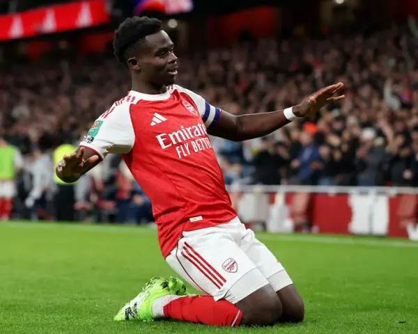 Bukayo Saka z Arsenalu świętuje bramkę przeciwko Brighton.
