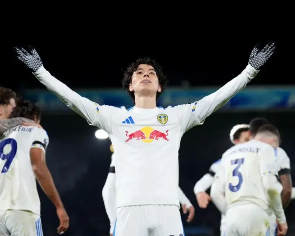 Piłkarz Leeds świętuje zwycięstwo nad Liverpoolem, wznosząc ręce ku górze.
