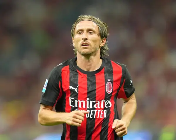 Piłkarz w czerwono-czarnej koszulce AC Milan, z opaską na głowie. Wciąż w świetnej formie, mimo że ile lat ma Luka Modrić, wciąż zachwyca.