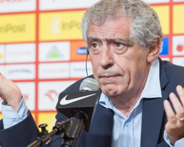 Fernando Santos, z gestykulacją, podczas konferencji prasowej.
