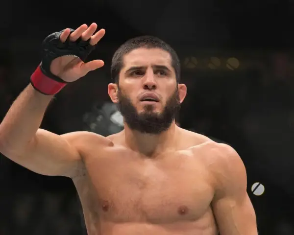 Islam Makhachev, uważany za najlepszego zawodnika UFC, pozdrawia publiczność.