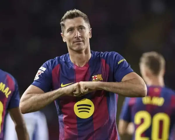 Robert Lewandowski w koszulce Barcelony, świętujący gola. Zastanawiasz się, ile zarabia Lewandowski w Barcelonie?