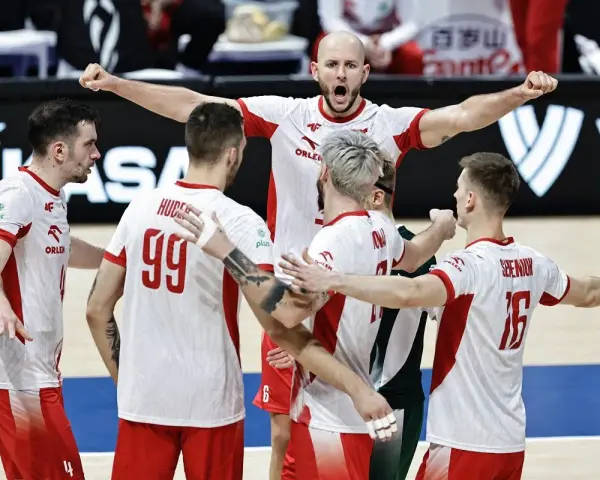 Siatkarze w białych strojach z czerwonymi detalami świętują zwycięstwo. Jeden z nich krzyczy z radości. To drużyna z drugiej ligi włoskiej.