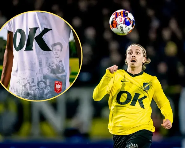 Piłkarz NAC Breda w żółtej koszulce z logo OK. W tle widać fragment koszulki z historycznymi zdjęciami i godłem Polski.