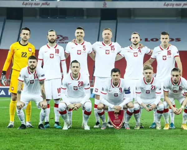 Reprezentacja Polski w piłce nożnej gotowa na mecze reprezentacji Polski 2025. Drużyna w białych strojach na murawie stadionu.
