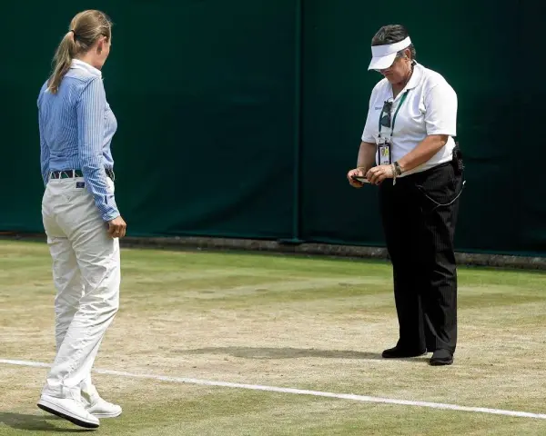 Sędzia na korcie tenisowym, przygotowująca się do meczu w ramach **Halle ATP**.