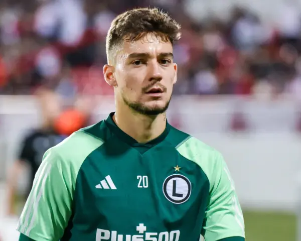 Ernest Muçi w zielonej koszulce z numerem 20, gotowy do gry.