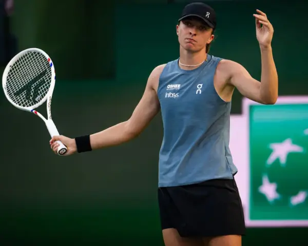 Tenisistka na kortach w Indian Wells 2026, z rakietą w dłoni, skupiona na grze.