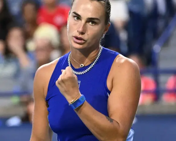Aryna Sabalenka w kluczowym momencie meczu, zaciśnięta pięść i skupienie na twarzy.