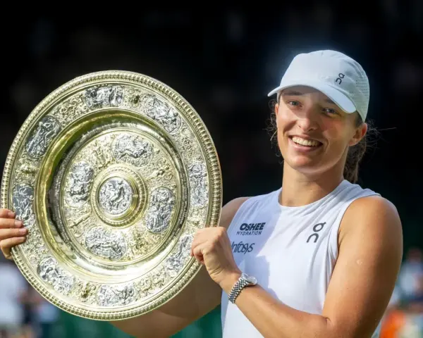 Iga Świątek z pucharem na Wimbledonie. Radość po zwycięstwie na trawiastych kortach.