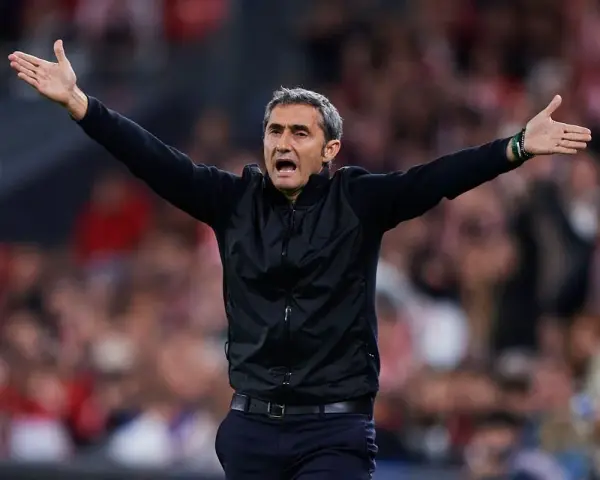 Ernesto Valverde, z pasją prowadzone drużyny, gestykuluje do swoich zawodników na tle trybun.