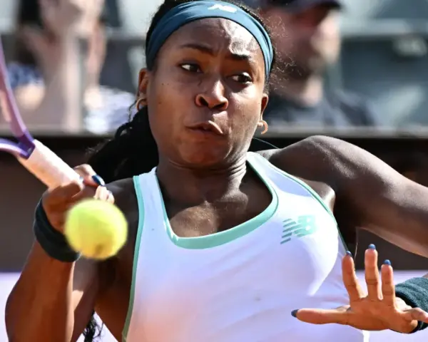Coco Gauff w akcji, skupiona na odbiciu piłki podczas meczu.