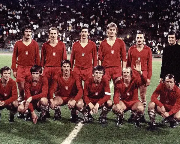 Drużyna Polski w czerwonych strojach, symbol największych sukcesów reprezentacji Polski w piłce nożnej.