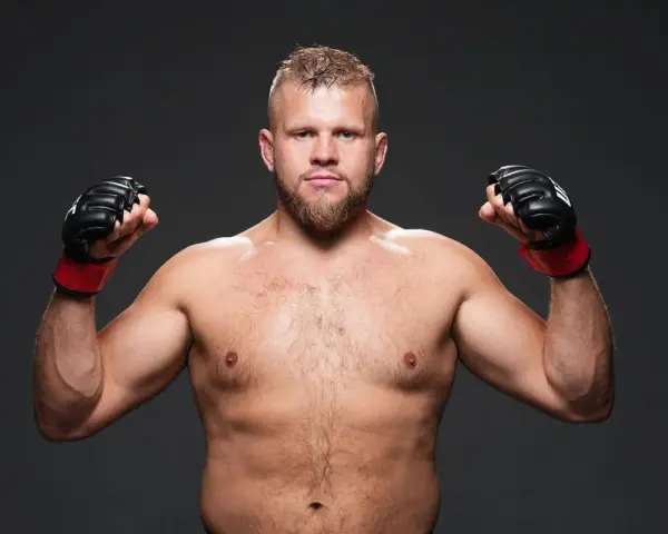 Silny polak w UFC, gotowy do walki, zaciśnięte pięści w rękawicach.