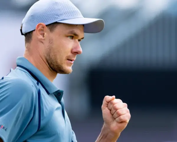 Kamil Majchrzak w akcji, zaciśnięta pięść i determinacja na twarzy.