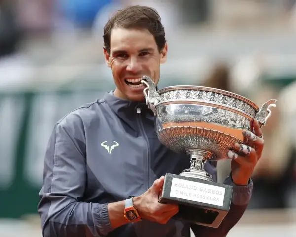 Rafael Nadal z pucharem Roland Garros, triumfator turnieju.
