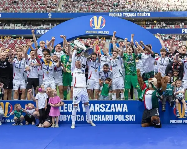 Piłkarze Legii Warszawa świętują zdobycie Pucharu Polski. Radość polskich drużyn w pucharach jest widoczna na twarzach zawodników i kibiców.