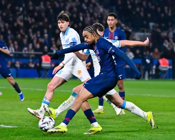 Piłkarz PSG w akcji, walczy o piłkę z zawodnikiem OM. Czy to on zostanie królem strzelców Ligue 1?