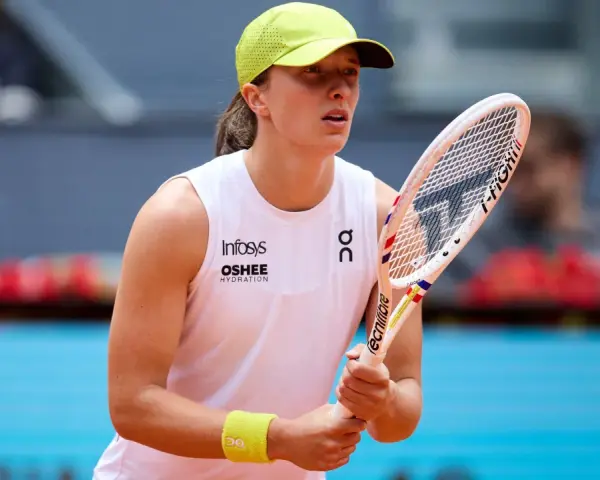 Iga Świątek w skupieniu czeka na return, gotowa do walki z Coco Gauff.