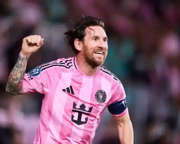 Piłkarz Lionel Messi w różowej koszulce Interu Miami, z podniesioną pięścią. Ile lat ma Messi? Wciąż w formie!
