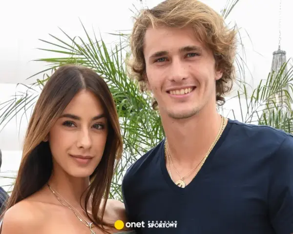 Alexander Zverev i jego partnerka, uśmiechnięci na tle palm. Zverev życie prywatne w blasku fleszy.