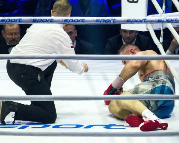 Sędzia klęczy przy powalonym bokserze. To może być ostatnia walka Adamka, pełna emocji i napięcia.