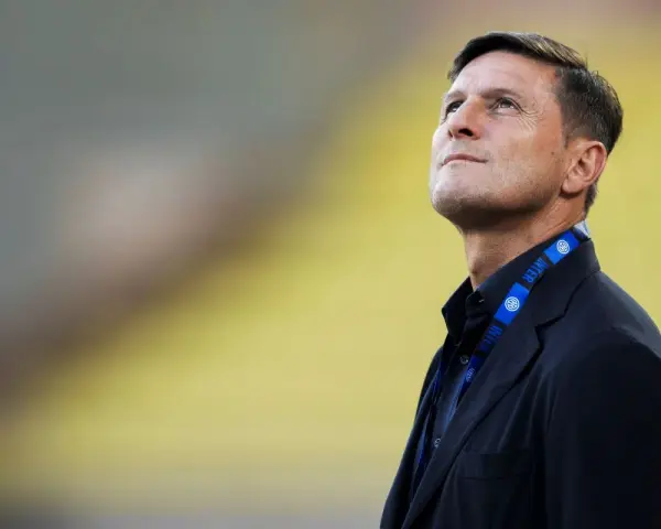 Trener Inter Mediolan wpatrzony w niebo, z nadzieją na zwycięstwo.