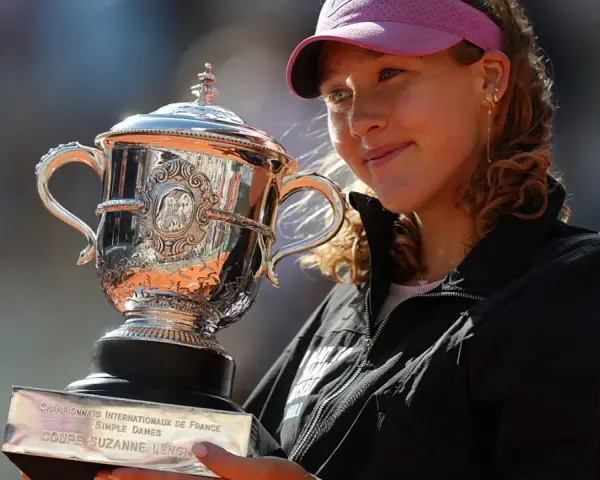 Uśmiechnięta tenisistka z pucharem Suzanne Lenglen po zwycięstwie w finale Roland Garros.