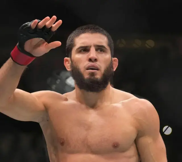Islam Makhachev, uważany za najlepszego zawodnika UFC, pozdrawia publiczność.