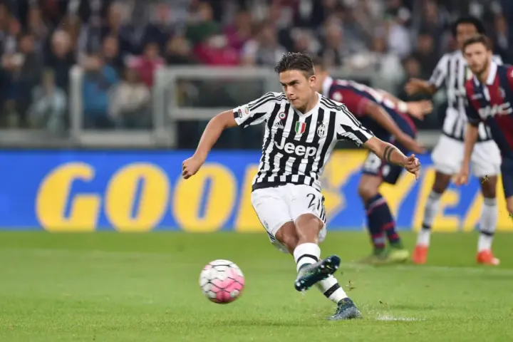 Piłkarze z polskimi korzeniami, jak Paulo Dybala, w akcji na boisku.