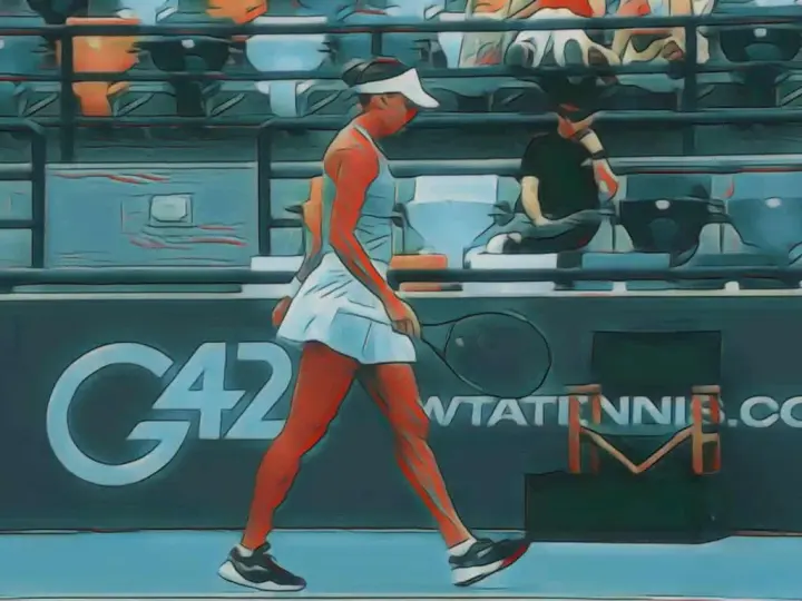 Tenisistka idzie po korcie, trzymając rakietę. Tło sugeruje turniej WTA Abu Dhabi 2026.