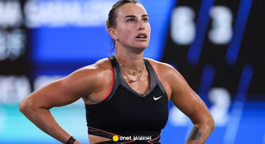 Aryna Sabalenka, spocona po zaciętym meczu, z determinacją w oczach.