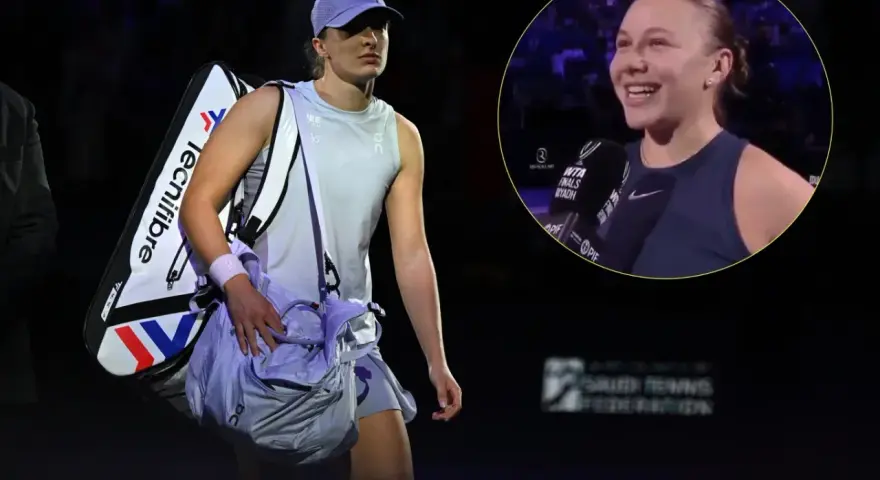 Iga Świątek z torbą na korcie, obok uśmiechnięta Amanda Anisimova podczas wywiadu.