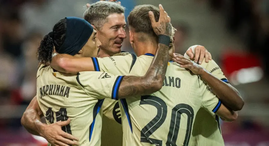 Piłkarze FC Barcelona, Raphinha, Lewandowski i Ferran Torres, świętują bramkę w meczu przeciwko Celcie Vigo.