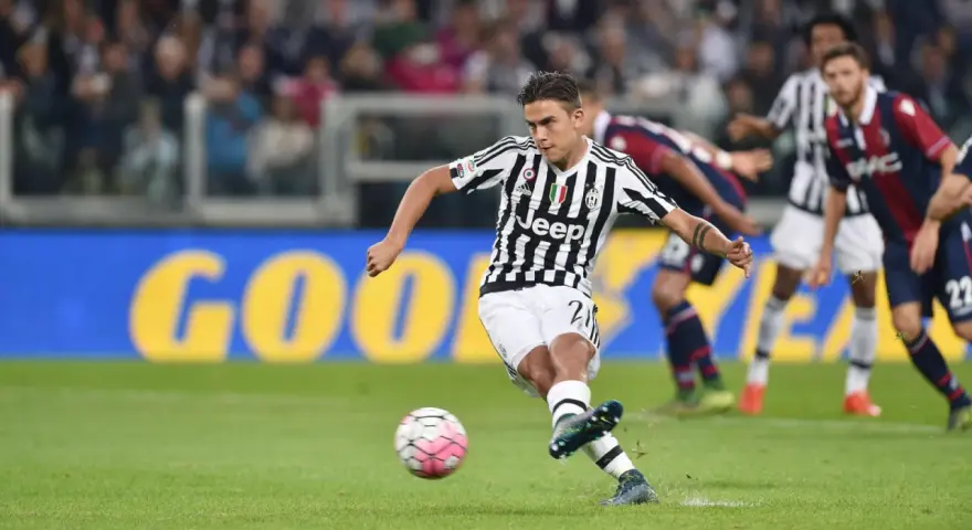 Piłkarze z polskimi korzeniami, jak Paulo Dybala, w akcji na boisku.