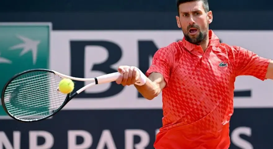 Novak Djoković, uznawany za najlepszego tenisistę w historii, w akcji na korcie.