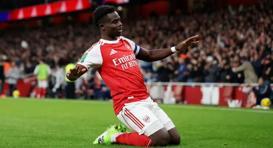 Bukayo Saka z Arsenalu świętuje bramkę przeciwko Brighton.