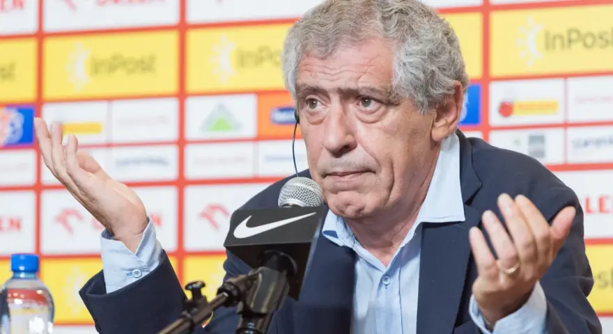 Fernando Santos, z gestykulacją, podczas konferencji prasowej.