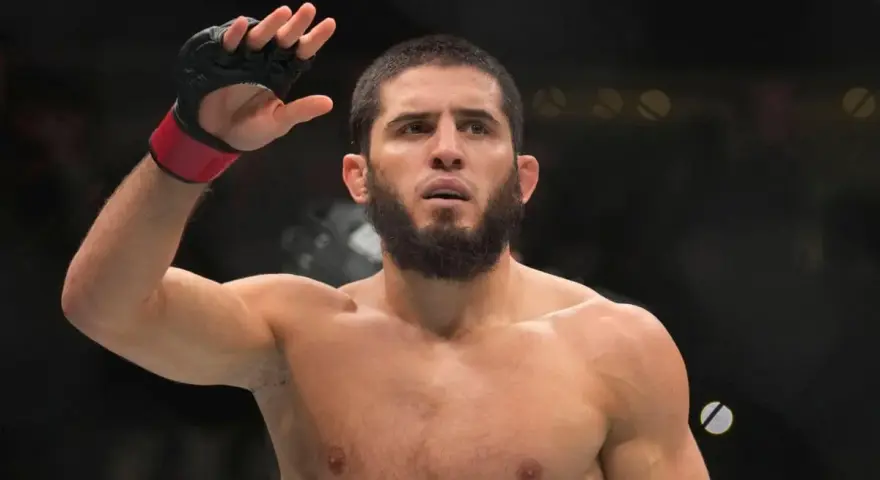 Islam Makhachev, uważany za najlepszego zawodnika UFC, pozdrawia publiczność.