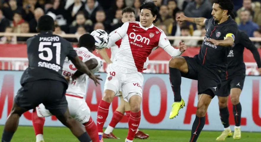 Piłkarze AS Monaco FC walczą o piłkę w trakcie zaciętych rozgrywek.