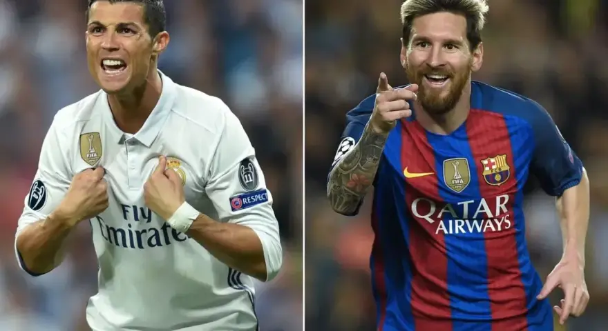 Cristiano Ronaldo w białej koszulce Realu Madryt i Leo Messi w niebiesko-czerwonej koszulce Barcelony. Kto lepszy: Messi czy Ronaldo?