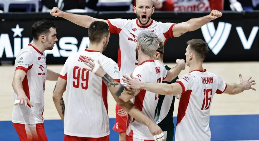 Siatkarze w białych strojach z czerwonymi detalami świętują zwycięstwo. Jeden z nich krzyczy z radości. To drużyna z drugiej ligi włoskiej.