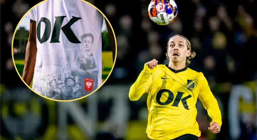 Piłkarz NAC Breda w żółtej koszulce z logo OK. W tle widać fragment koszulki z historycznymi zdjęciami i godłem Polski.