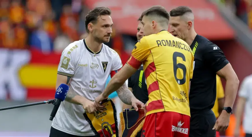 Piłkarze przed meczem Jagiellonia - Pogoń. Zawodnicy wymieniają się proporcami.